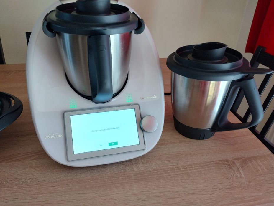 Thermomix cu două boluri și doi fluturi.