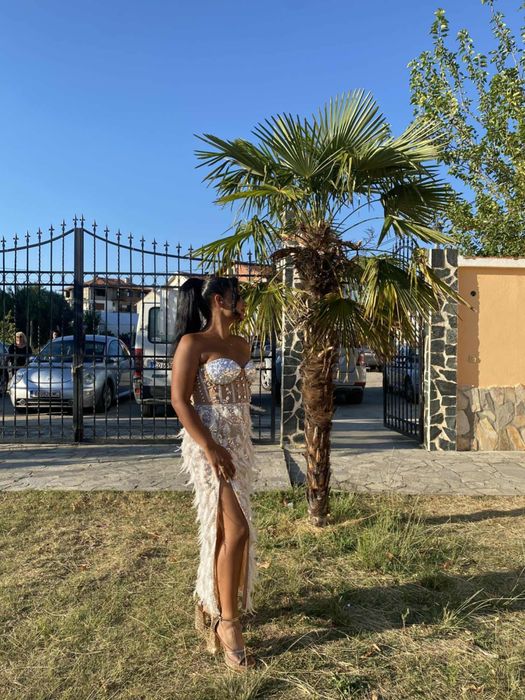 бежова и бяла рокля на пера