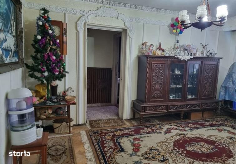 Apartament 4 camere de vanzare, Trivale