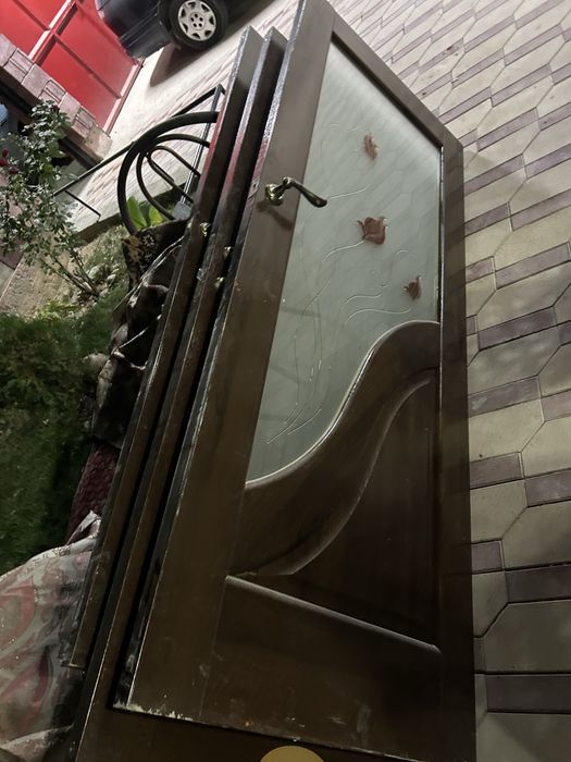 Есік  қоңыр түсті