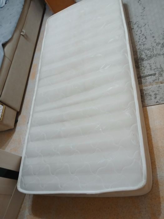 Продам два матраса бежевый и синий оба в хорошем состоянии