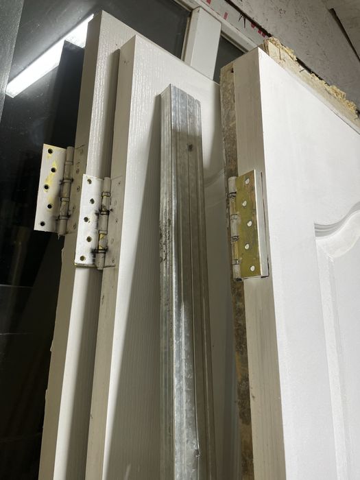 Двери межкомнатные, дерево