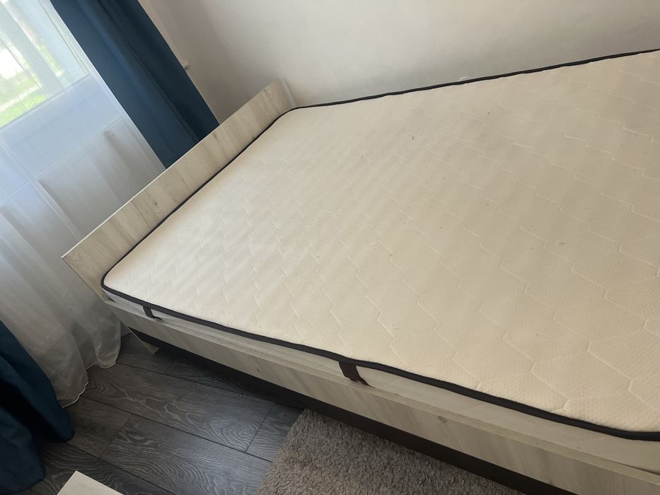 Vand saltea latime 140 cm lungime 2 m stare buna , curata