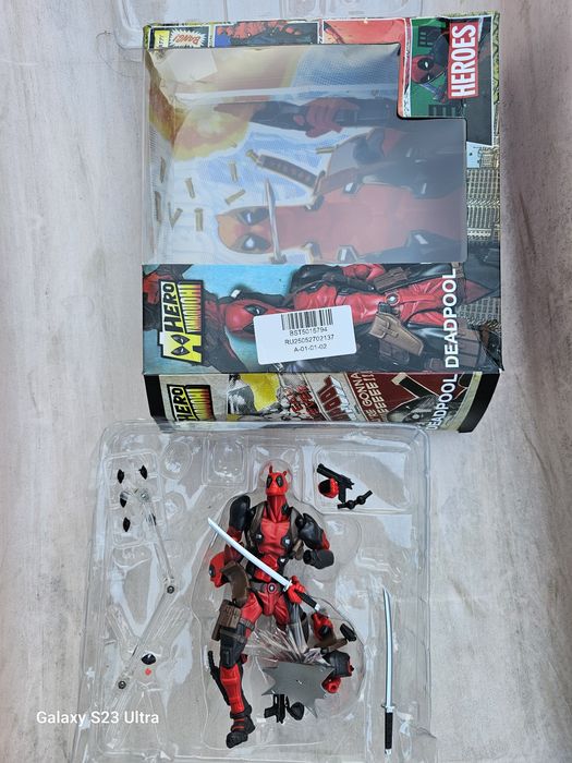 Vând figurina deadpool...