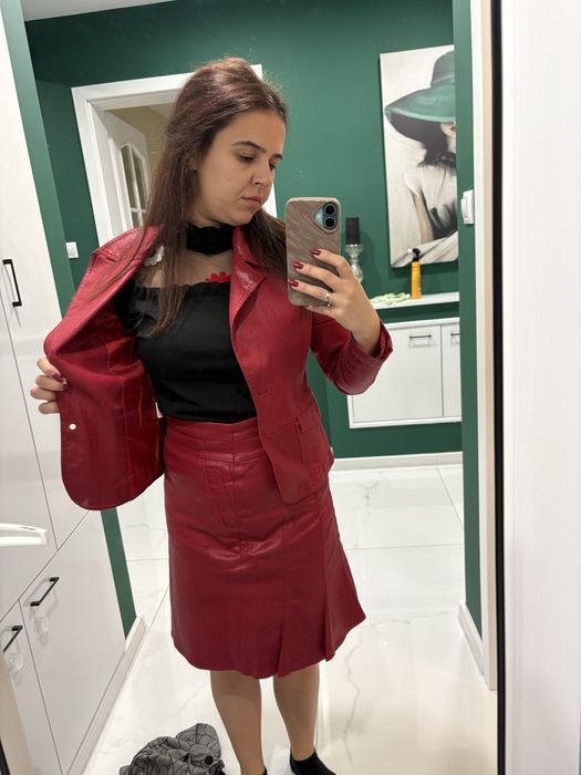 Червен костюм+черна блузка