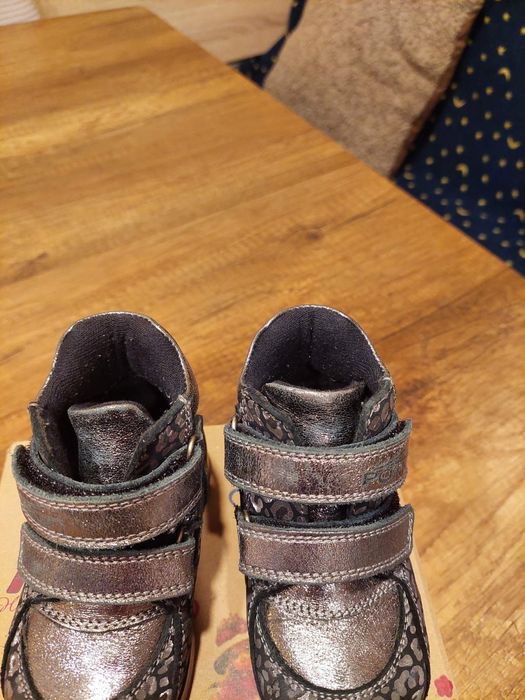 Различни детски обувки с топла подплата.