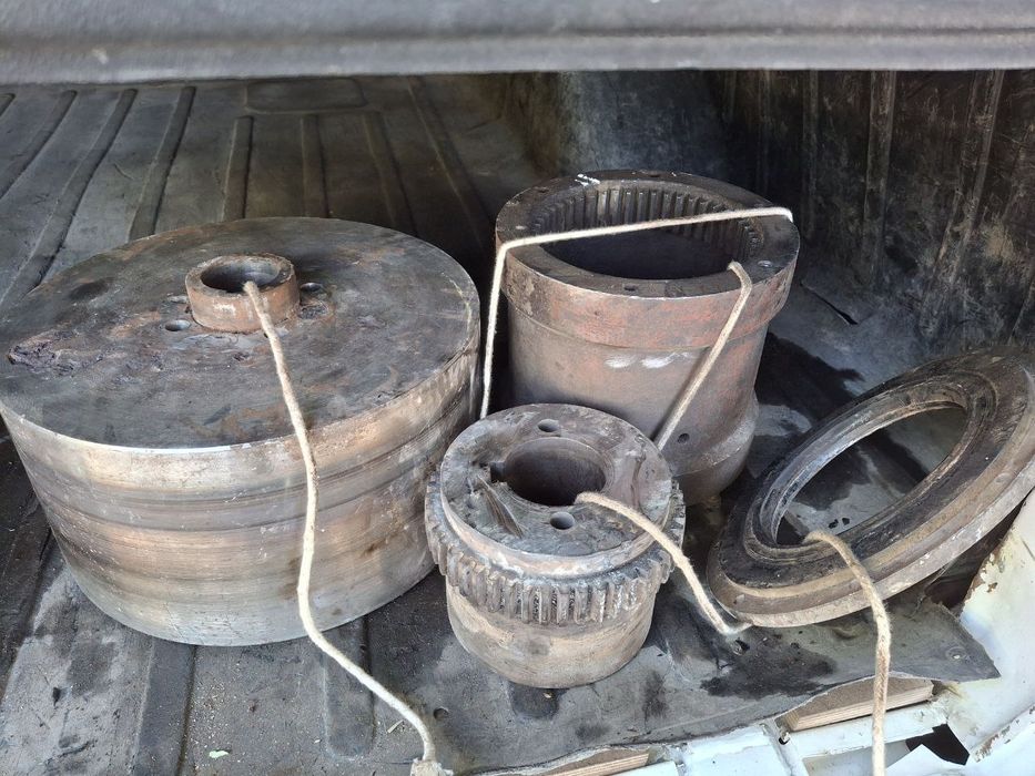 Комплект шестерней и барабан от грузовой лебёдки гусеничного крана МКГ