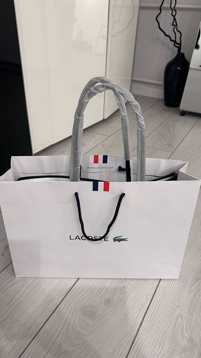 Продают сумки бренд Lacoste очень хорошие, удобные.
