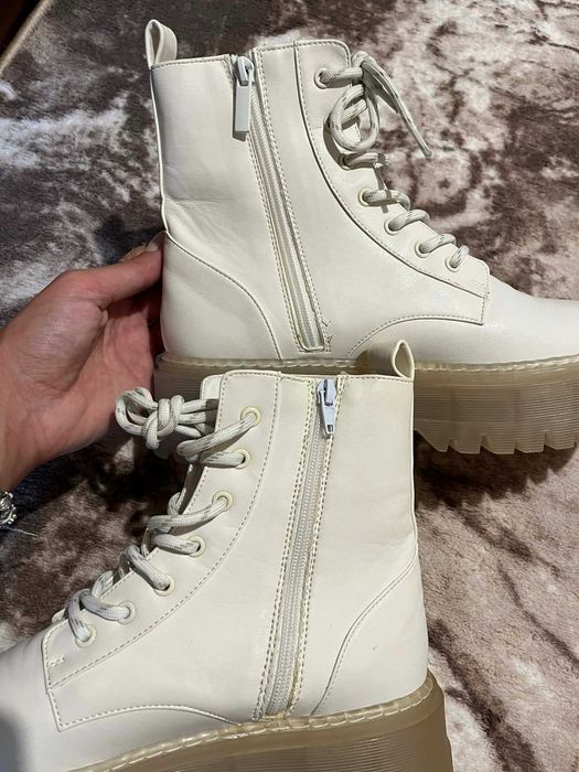 Чисто нови боти Bershka.