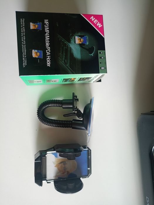 Vând suport auto pentru telefon,gps,reglabil, produs de calitate superioara nou la cutie.