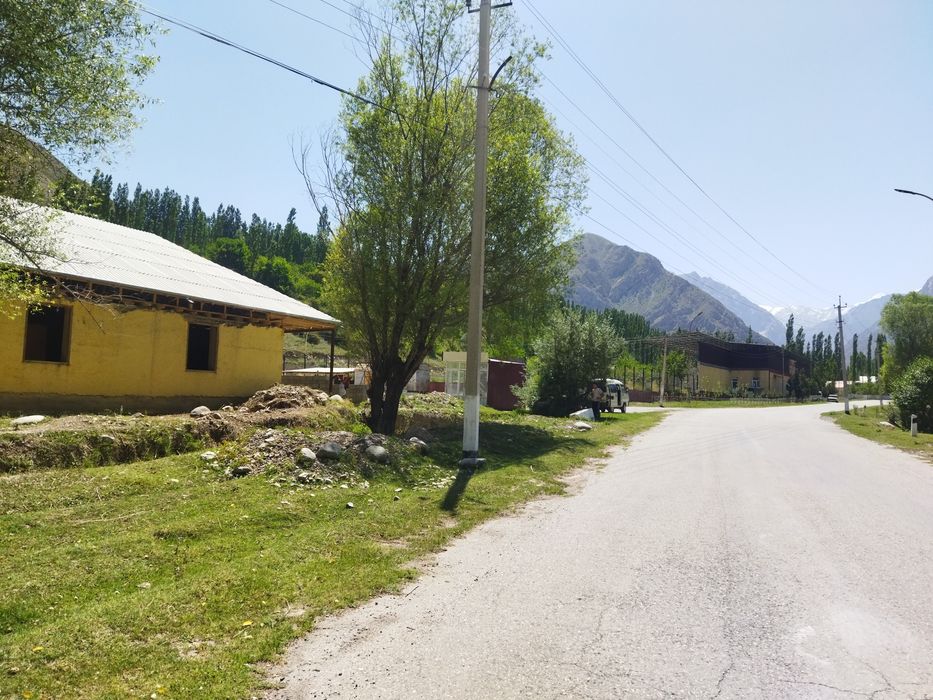 ШОХИМАРДОН Центртга Якин Жойда 8 СОТИХ 9 хона Олдидан Сув уткан