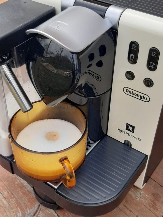 Espressor Nespresso cu capsule.