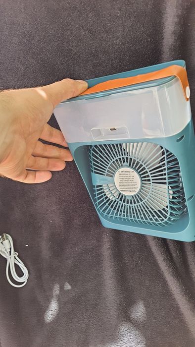 Ventilator cu pulverizator apă și LED-uri
