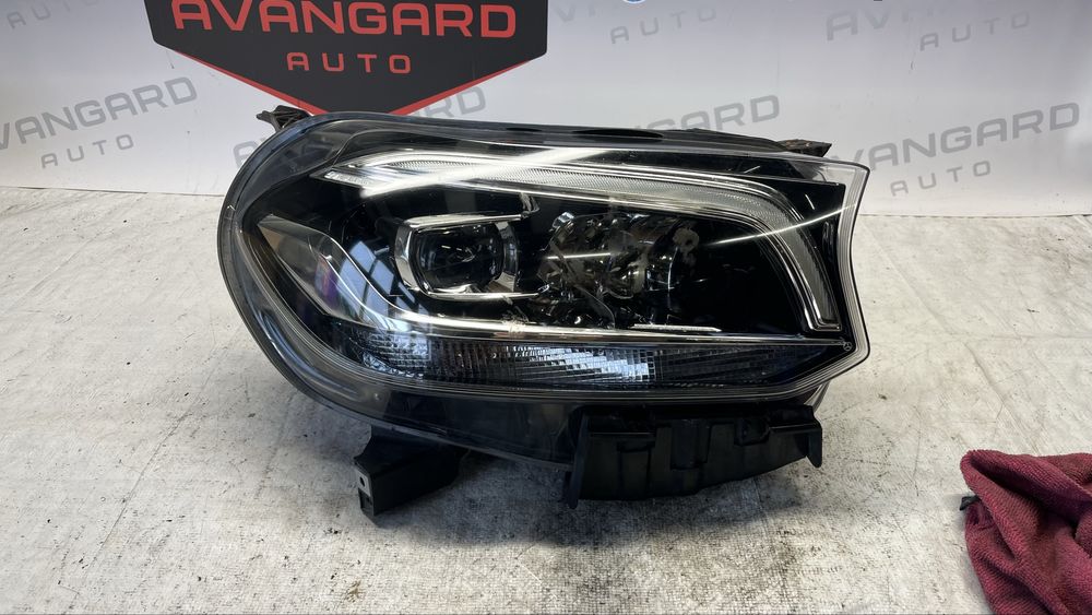 Mercedes X W470 десен и ляв фар