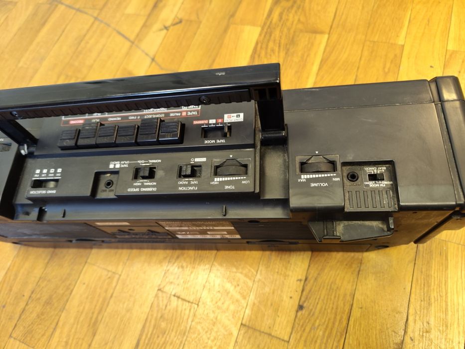 Sharp WQ-T222H(BK), un radio-casetofon stereo