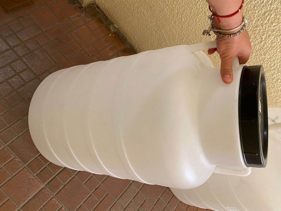 2 нови бидона по 60 литра