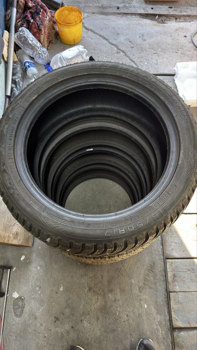 Продам комплект зимней резины 215/50.17