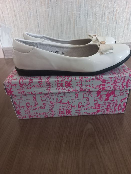 Продам детские белые туфли