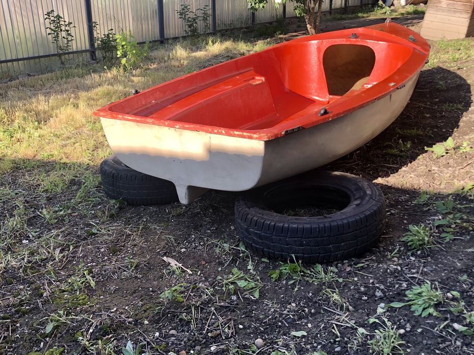 Barcă din fibră de sticlă 3.70 m x 1.55 m | Ușoară | Ideală pentru pescuit și motor