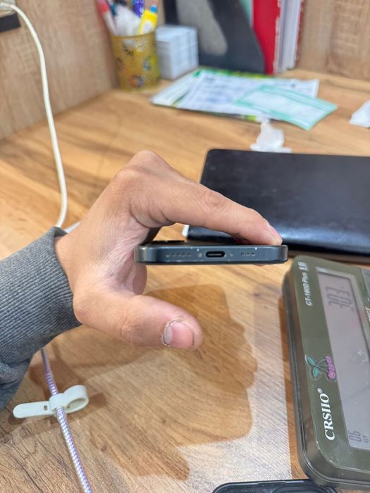 iPhone 15 128gb почти новый