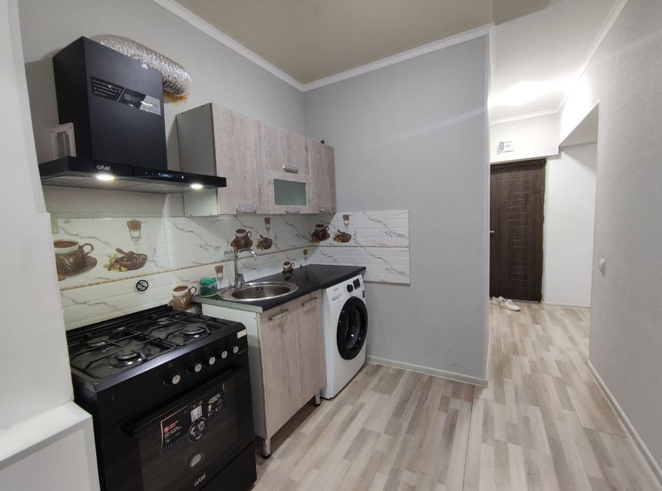 Metro “Buyuk Ipak Yoli” paranoia Hudojnikov.1 honali..Возле метро.