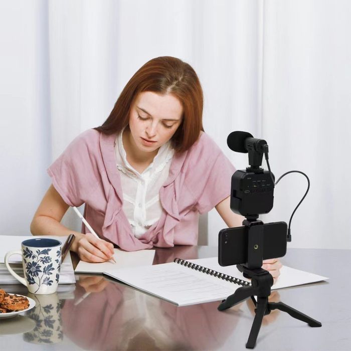 Статив за видеозаснемане  с микрофон, лед прожектор, и ръчна стойка