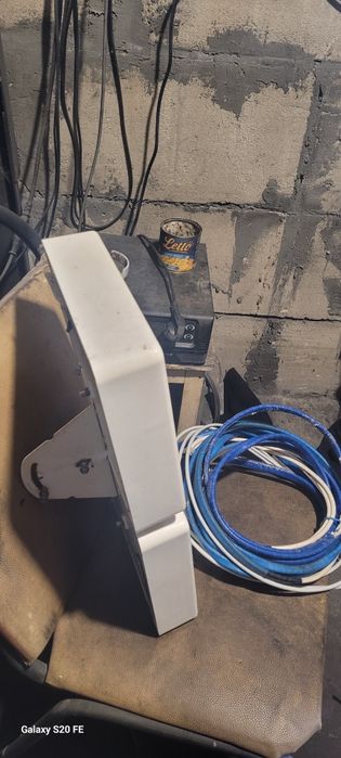 Панельная антенна Kroks 2×2 мимо