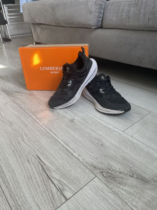 Продам фирменные кроссовки