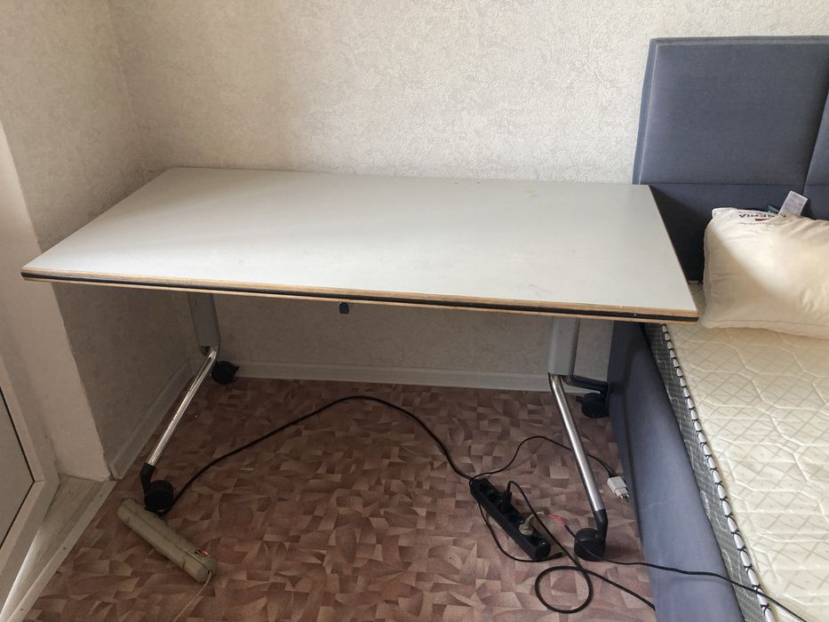 Стол складной на колесах