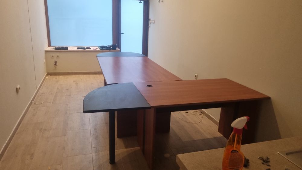 Бюро със заседателна маса