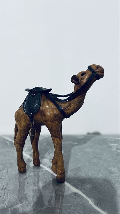 Теріден жасалған ескі түйе сувенир