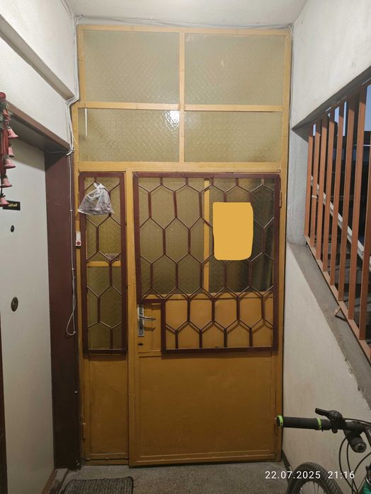 Метална врата с двойно отваряне