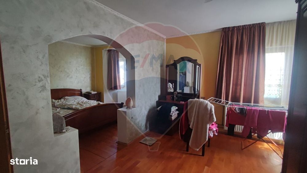 Casă cu 6 camere de vânzare, teren generos, Osorhei