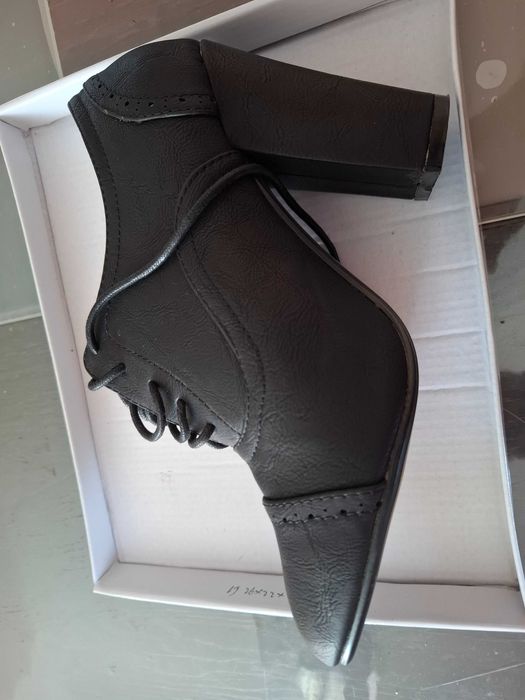 Елегантни дамски обувки от естествена кожа