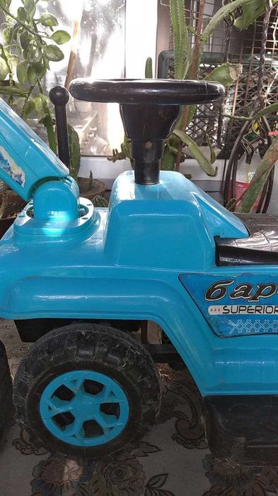 Синий эксковатор игрушка