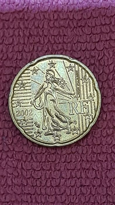 Vând monede de colecție foarte rare cu 8000 de lei.