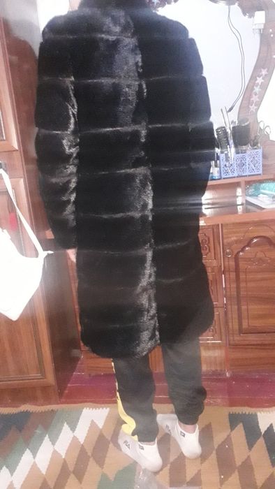 Шуба сатылат. Таза. Қара рең. Қазақстаннан алынған. Размери 48