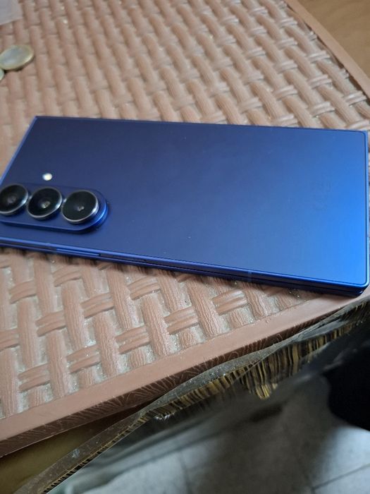 Продавам samsung z fold 7.. ЗА ЧАСТИ..