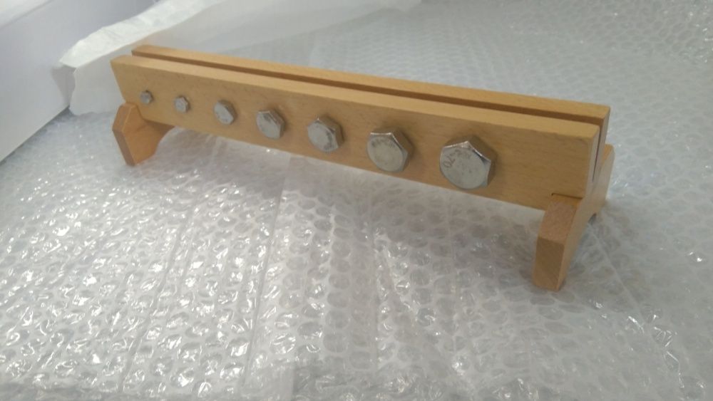 Всички Монтесори материали - метални гайки с болтове на дървена стойка