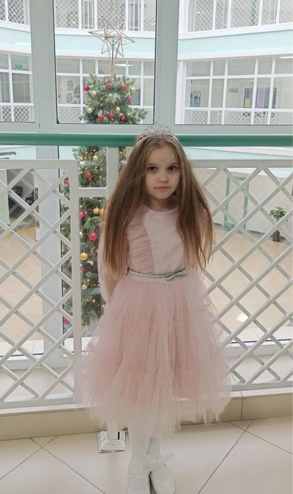 Платье нежно розовое , очень красивое, на праздники.Размер 128