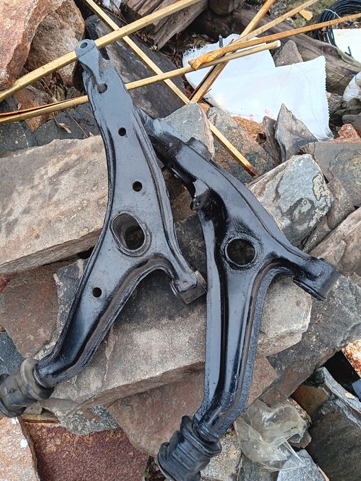 Два предни носача за хонда црв 1  2000 година