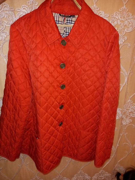 Ветровка красного цвета