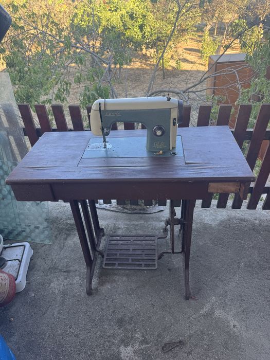 Vand masa de cusut si un radio philips