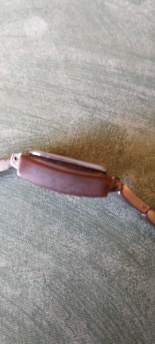 Ceas finuț cu pietricele si curea metalica. Functional! Mica uzura int