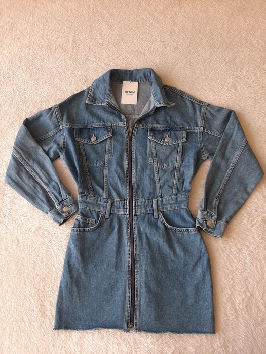 Дънкова рокля на Bershka.