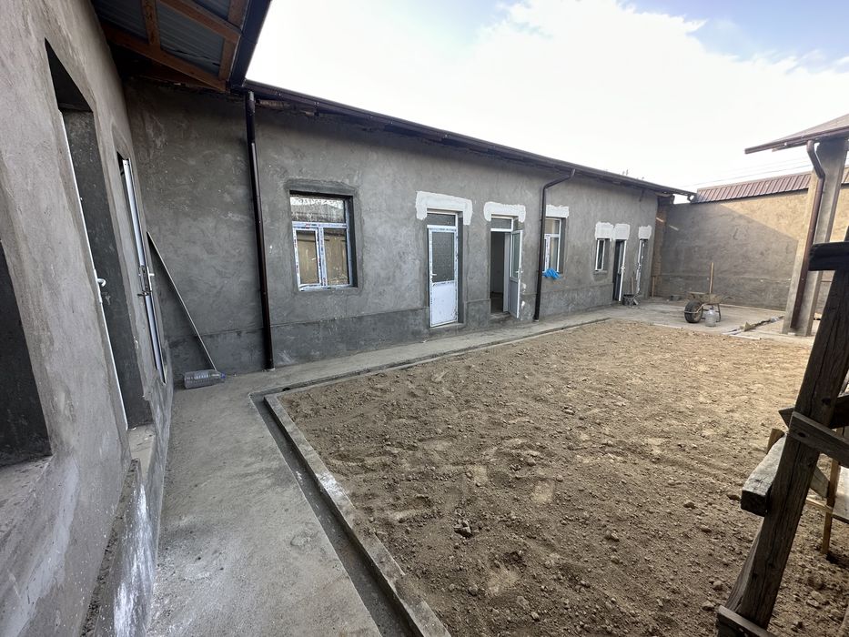 Uy sotiladi Hovli 2ta adeni adeni