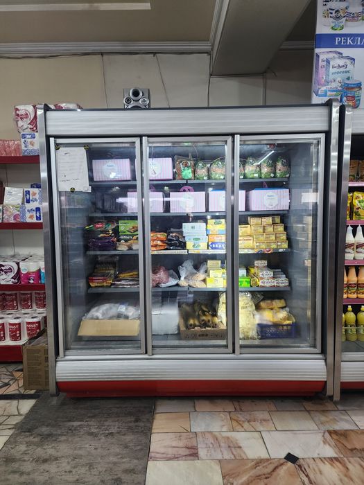 Magazin uchun vetrina polkalar xoladilnik