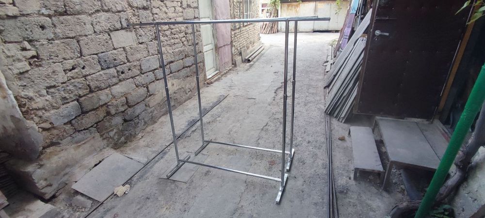 Две одинаковые никелерованные вешалки