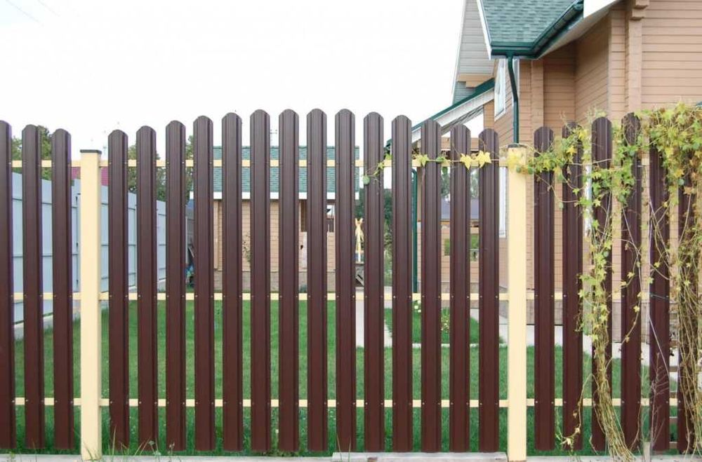 Забор из евроштакетника фото Забор из евроштакетника фото