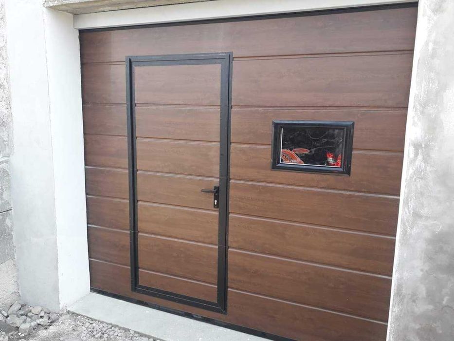 Uși de garaj secționale cu ușă pietonală integrată